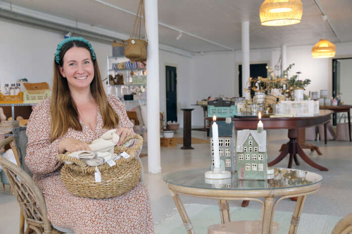 LIVI butik sai alkunsa Kristina Luhtalan kiinnostuksesta sisustukseen. Kosken kartanon entinen hevostalli tarjoaa myymälälle hulppeat ja historialliset puitteet.