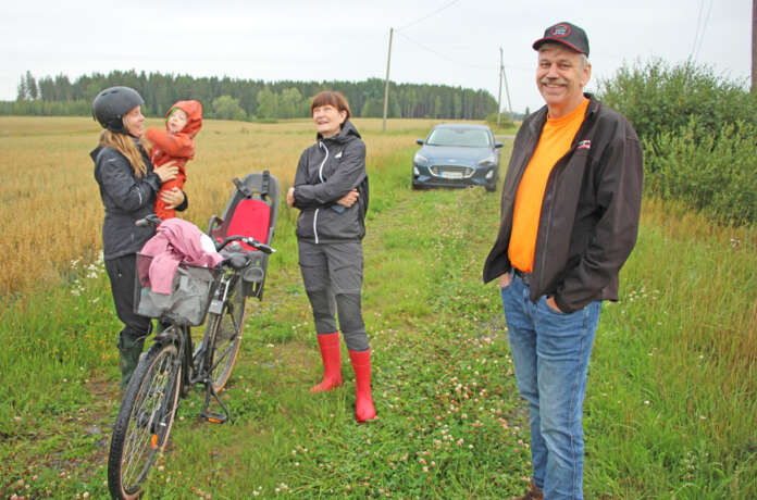 Marjaana Manni, Pekka Manni, Marja Jalli ja Kari Mutkala tulivat tarkastamaan Mutkalan kaurahalmetta, jota Manni on rikkaäestänyt.
