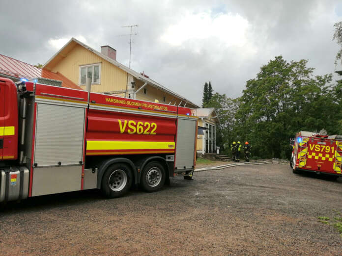 Tarvasjoen koulukeskuksella tehtiin maanantai-iltapäivällä savuhavainto. Varsinaista paloa ei kuitenkaan löytynyt. Kuva: Simo Päivärinta.