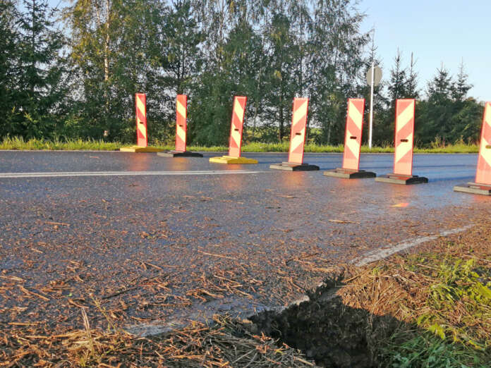 Vesi nakersi Härkätien perustuksia Katteluksen tienhaaran ja Hirvasojan sillan välisellä osuudella. Kuva: Simo Päivärinta.