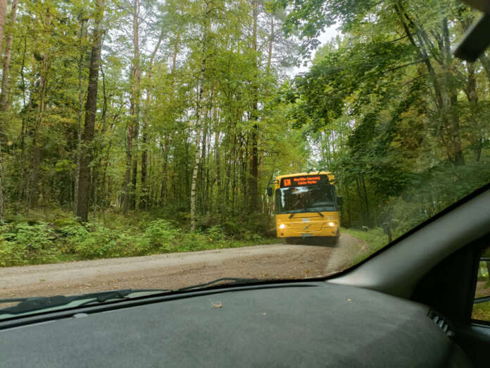 Myös linja-auto harhautui pikkuteille Härkätien tiesulun vuoksi. Härkätiellä korjataan viime viikon sateissa vaurioitunutta betonirumpua. Kuva: Simo Päivärinta.