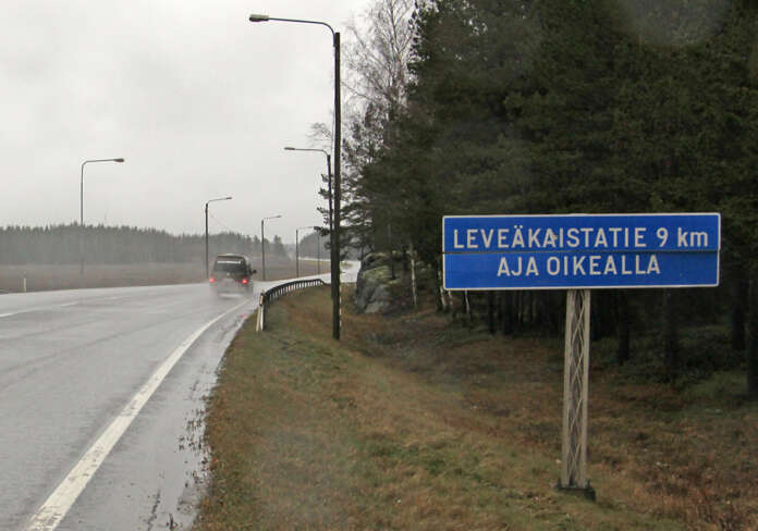 Leveäkaistateistä on luovuttu ympäri maata, mutta Liedon ja Auran välillä sellaisella huristellaan edelleenkin. Kuva: AVL:n arkisto / Asko Virtanen
