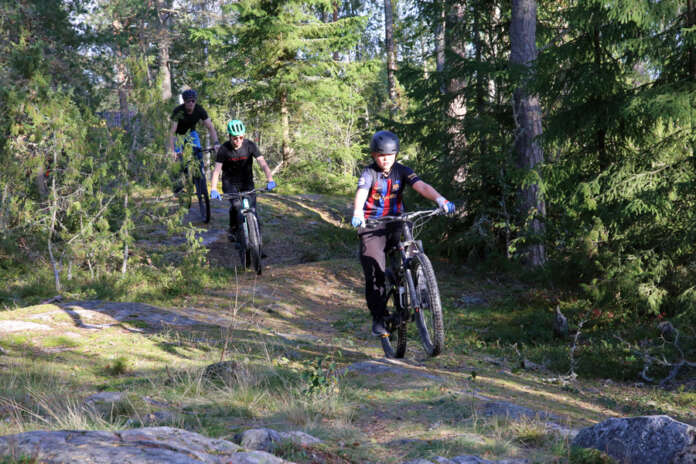 Justus, Jasu ja Marko Nieminen sekä Konsta Ansaranta uudella maastopyöräradalla. Lenkki vaatii maastopyörän, vaihtoehtoisesti sen voi myös kulkea läpi jalan.
