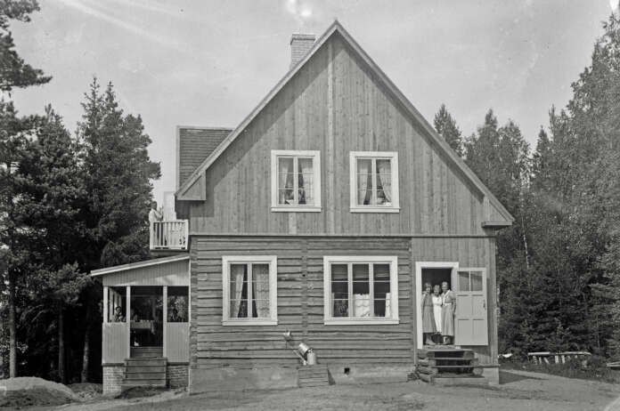 Anton Korvan 1920- tai 1930-luvulla ottamassa kuvassa on todennäköisesti sama huvila, jossa toimi sittemmin radiotiedustelun kuunteluasema. Kuvaushetkellä huvila oli tiettävästi yksityisomistuksessa. Kuva on Yläneen kotiseutuyhdistyksen kokoelmista.