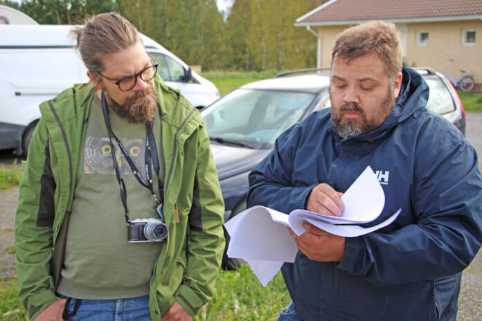 Turun AMK:n Aleksi Heinonen sekä Marttilan kunnan rakennus- ja kiinteistöpäällikkö Jarkko Vihtonen pohtivat, miten aurinkoenergiaa voitaisiin hyödyntää Riihelänrannan ja Riihelänhovin rivitalokiinteistöillä.