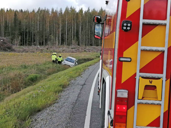 Tarvasjoella tapahtunut ojaanajo haittasi liikennettä noin puolen tunnin ajan. Kuva: Simo Päivärinta.