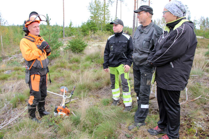 Metsuri Juha Lapinlampi vaihtoi metsäpäivässä kuulumisia Jalmari Päivärinnan, Pertti Anttilan ja Riitta Päivärinnan kanssa.