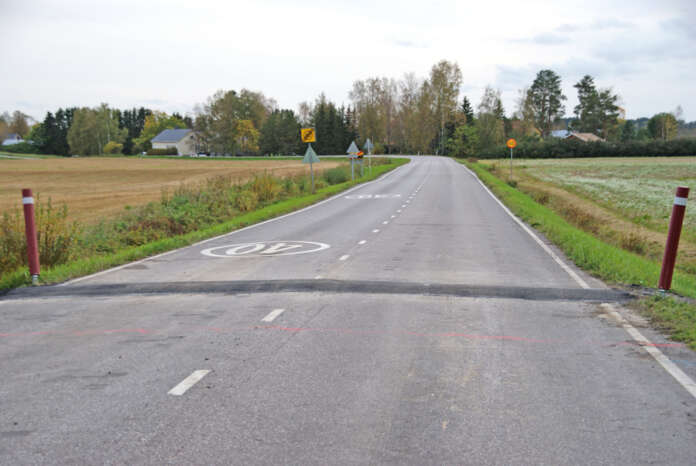 Marttilaan, Härkätielle tehty uusi hidaste on reilusti matalampi ja loivempi kuin entinen hidaste. Kuva: Simo Päivärinta.