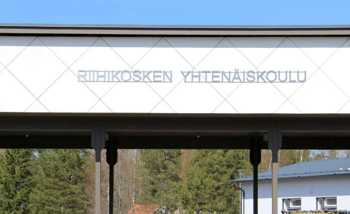 Sisäkatto-ongelmat havaittiin Riihikosken yhtenäiskoulun alkuperäisessä osassa, niin sanotussa Noppakoulussa.