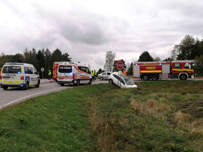 Kaksi henkilöäautoa kolaroi Salontien ja Härkätien risteyksessä Marttilassa perjantai-iltapäivällä. Kuva: Simo Päivärinta.