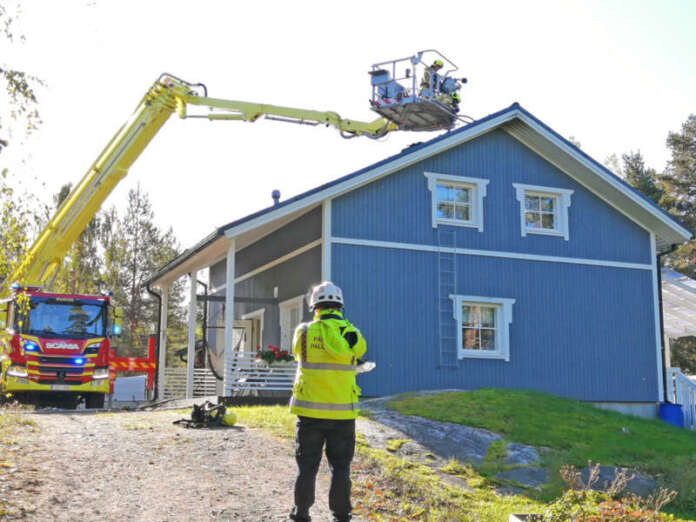 Pelastajat hälytettiin Yläneelle sammuttamaan keskisuurta rakennuspaloa. Kuva: Simo Päivärinta.