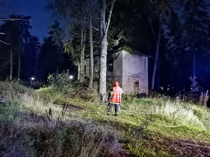Auranmaalla on lyhyen ajan sisällä tuhoutunut kolme autiotaloa tulipaloissa. Kahdessa tapauksessa kolmesta tekijöiksi on paljastunut alakouluikäiset lapset. Viimeisin tapauksista on Riihikoskelta torstai-illalta. Kuva: Simo Päivärinta.