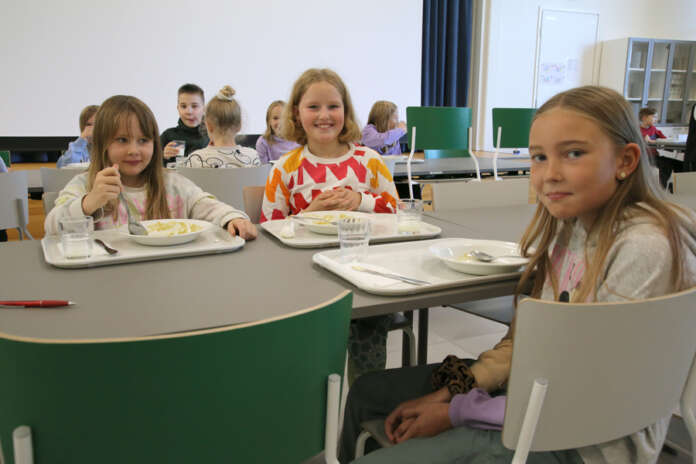 Myssyfarmin herneistä keitetty hernekeitto maistui Tiitu Pekkaselle (vas.), Ulpu Sorvistolle ja Erin Tolkille. Tiitu kertoi hernekeiton olevan hänen lempiruokaa.