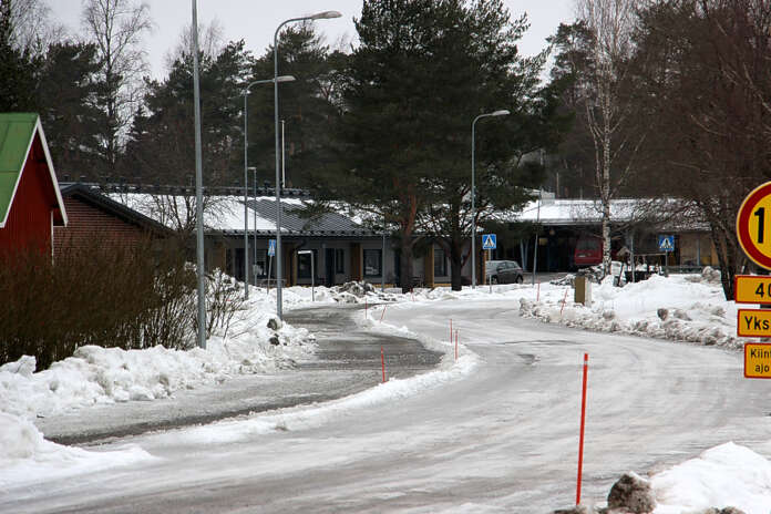 Marttilassa auraustöitä tulee hoitamaan kolme urakoitsijaa ja lisäksi yksi urakoitsija poistaa hiekoitushiekat. Kuva on otettu Marttilan Myllypellontieltä maaliskuussa 2022.