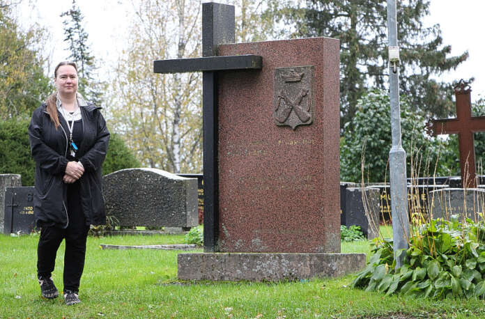 Tanja Savonen halusi tulla kuvatuksi siten, että otoksessa näkyy Karjalaan jääneiden muistomerkki sekä Karjalan vaakuna. Nimipäiväänsä hän aikoo viettää kotioloissa.