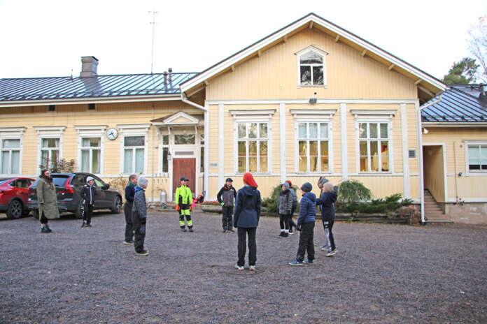 Viidesluokkalaiset pelasivat Auran Kirkonkulman koulun pihalla pikipataa syyslomaa edeltävänä perjantaina.
