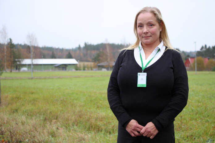 Tiina Porthén muistuttaa, että surun keskelläkin on lupa valita. Esimerkiksi viranomaisen tai hoitolaitoksen järjestämä vainajakuljetus ei ole este hautaustoimiston vapaalle valinnalle.