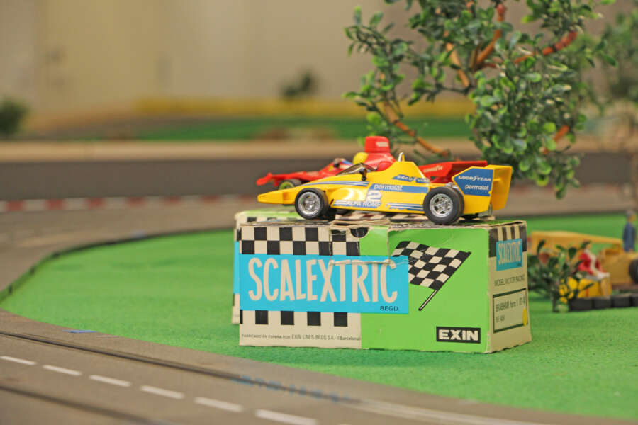 Radan keskellä on Kai Ruususen autoratakokoelman helmiä, kuten vanhoja Scalextric-autoja.