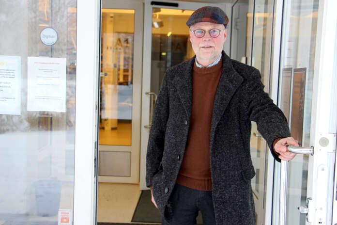 Auran ja Pöytyän kirjastotoimenjohtaja Ari Koistinen toivoo, että käyttöoikeuksien päivittämisen myötä kirjastokäynnit ovat jatkossa kaikille viihtyisiä myös omatoimiaikoina. Kuva: AVL:n arkisto.