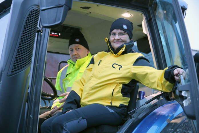 Pertti ja Sofia Rantanen pitävät Rantasen Tila Oy:n saamaa palkintoa kunnianosoituksena tehdystä työstä.