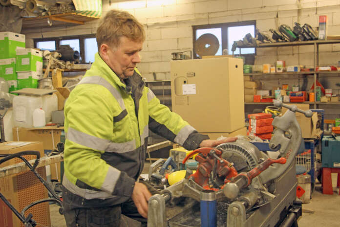 Kierteiden teko on LVI-yrittäjälle tuttua hommaa. Janne Ylitalo käyttää verstaalla olevaa konetta, autoissa on pienempiä.