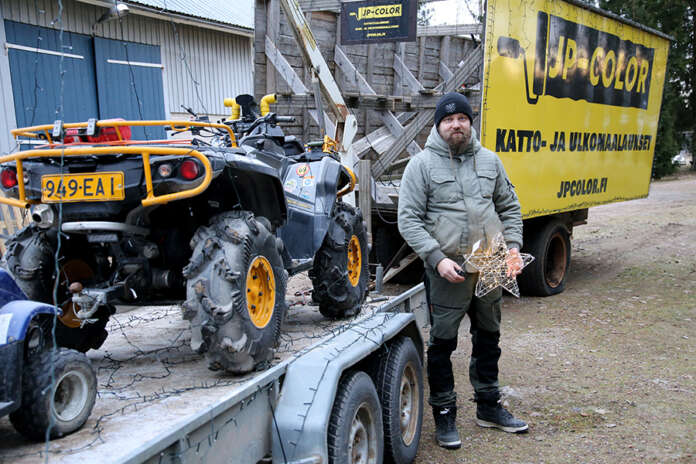 JP-Color ja VS-Mönkijät ry osallistuvat jouluvalokulkueeseen vetoautosta, peräkärryistä ja mönkijöistä koostuvalla joulujunalla. Patrick Laine kertoo kokonaisuuteen tulevan jouluvalojen lisäksi muutakin rekvisiittaa.