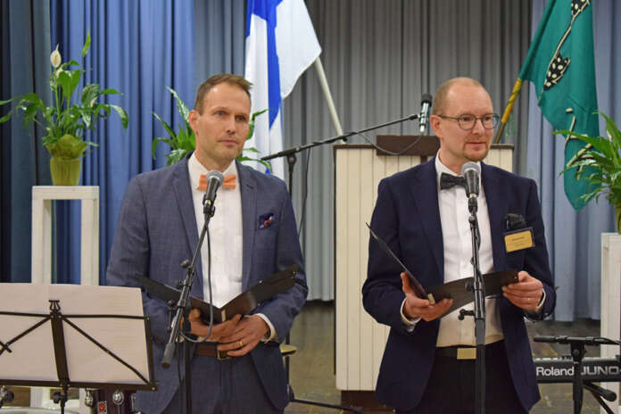Rehtorit Jouni Karvonen ja Markus Niemi olivat valmistelleet elokuva-aiheiset tervetuliaissanansa huolella. Koulun historian läpileikkaus käytiin läpi elokuvatermein. Kuva: Tuomas Honkasalo