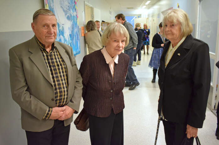 Koulunsa Kosken yhteiskoulussa vuonna 1948 aloittaneet Sisko Heinonen, Mirjam Virtanen ja Esko Nummila muistelivat lämmöllä ensimmäisiä oppikouluvuosiaan opettajan Saida Saarisen opissa. Kuva: Tuomas Honkasalo