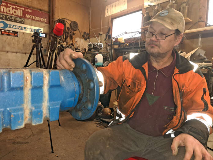 Toimittajan tullessa haastattelemaan oli työn alla Fordin jarrujen etunapatiivistys. Kamera seuraa Jussi Peltosen töitä taustalla.