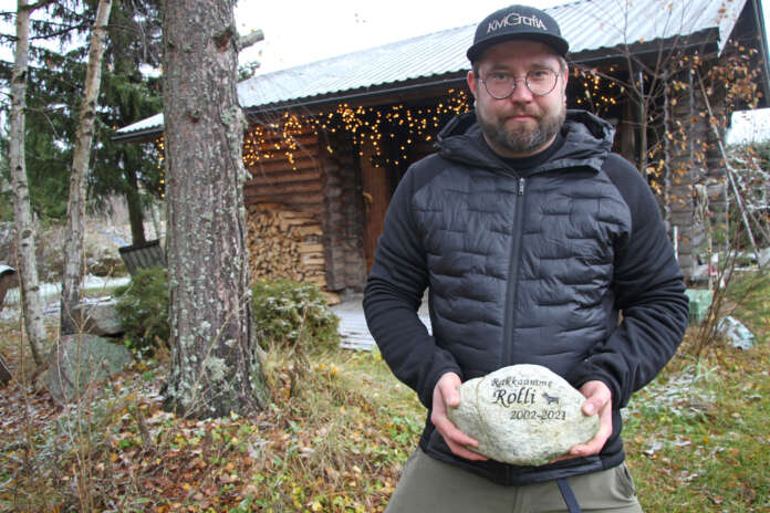 Jussi Kormano kertoo luonnossa viihtyvien ihmisten kiinnostuneen omasta lähiympäristöstä löytyvistä kivistä ja niiden muokkaamisesta muistomerkeiksi. Käsissään hänellä on lemmikille tekemänsä muistokivi.