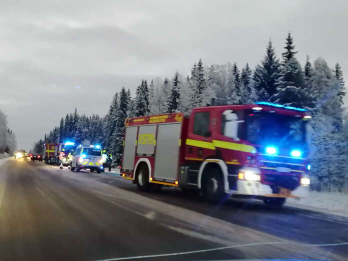 Ysitiellä tarvittiin keskiviikkoaamulla liikenteenohjausta Jalkalantien ja Kyrön välillä satttuneen onnettomuuden vuoksi. Kuva: Simo Päivärinta.