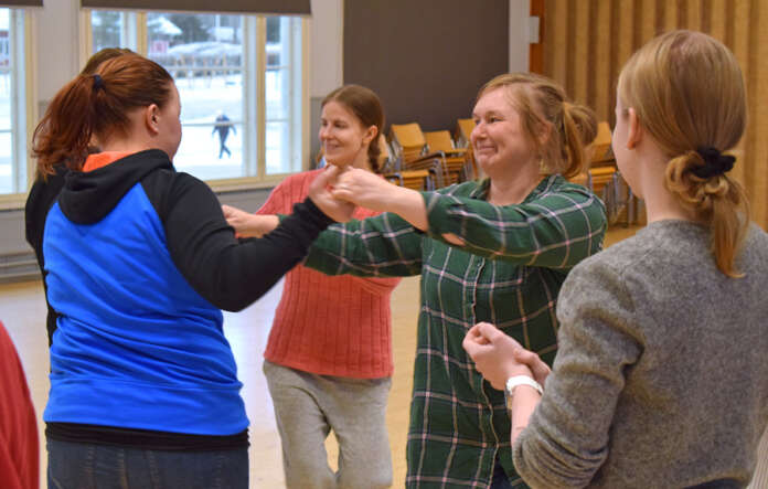 Reetta Kinnari ja Elina Vainio tanssivat hymyssä suin, vaikka höntsätanhussa tulikin hiki. Hanna Paasivirta ja Heini Yli-Liipola ovat selin kameraan. Kuva: Tuomas Honkasalo