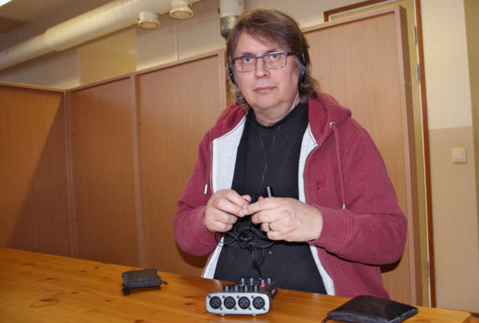 Sukututkija Juha Vuorela on slokuusta lähtien julkaissut viikottain Sukututkijan matkassa -podcastiä.