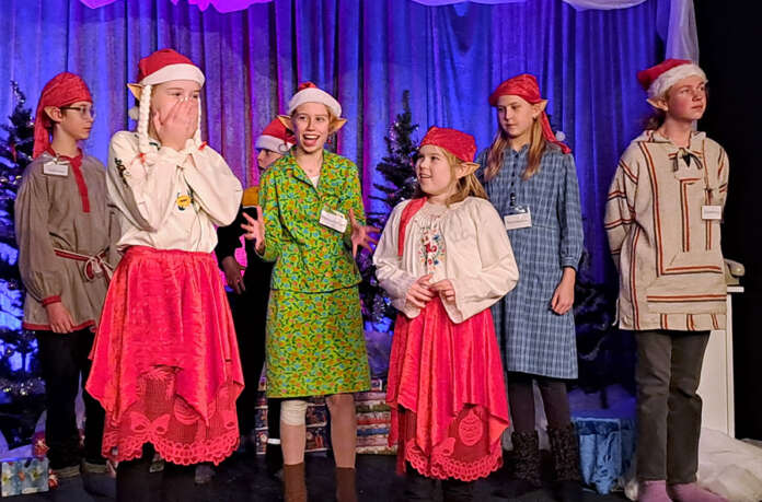 Tonttujoukko (Valtteri Lento, Laura Koskinen, Eino Holappa, Riikka Laine, Ulla Wärri, Heini Kallionpää, Eemil Nuortimo) odottaa innolla Päätontun saapumista. Kuva: Emmi Lovén