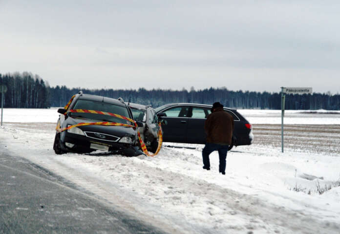 Mellilässä ysitiellä sattui keskiviikkona aamupäivällä kahden henkilöauton kolari. Kuva: Simo Päivärinta.