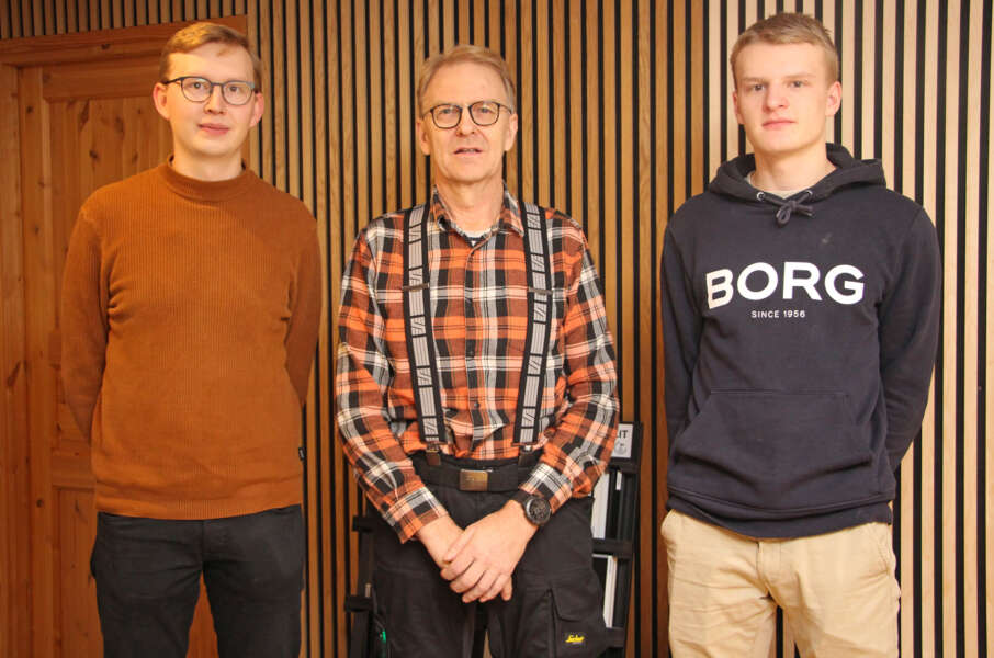 Auran Puutyön tammikuussa 1999 perustanut Ari Toivonen (keskellä) on luvannut auttaa Joona ja Miika Aaltosta ainakin vuoden verran yrityksen pyörittämisessä.
