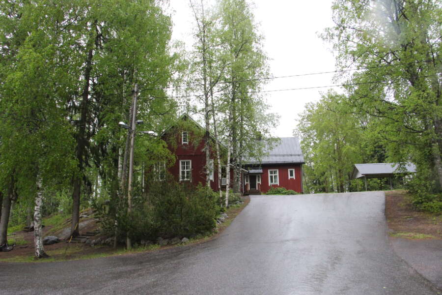 Heikinsuon Kyläyhdistys puntaroi huolella, riittävätkö sen rahkeet vanhan kyläkoulukiinteistön ylläpitoon.