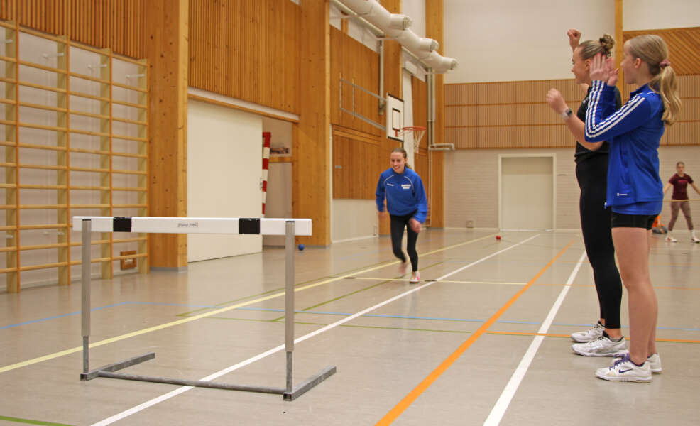 Martta Koskivainio keskittyy hyppäämään ja Wilhelmiina Mäkelä sekä Ronja Korpiaho kannustavat.