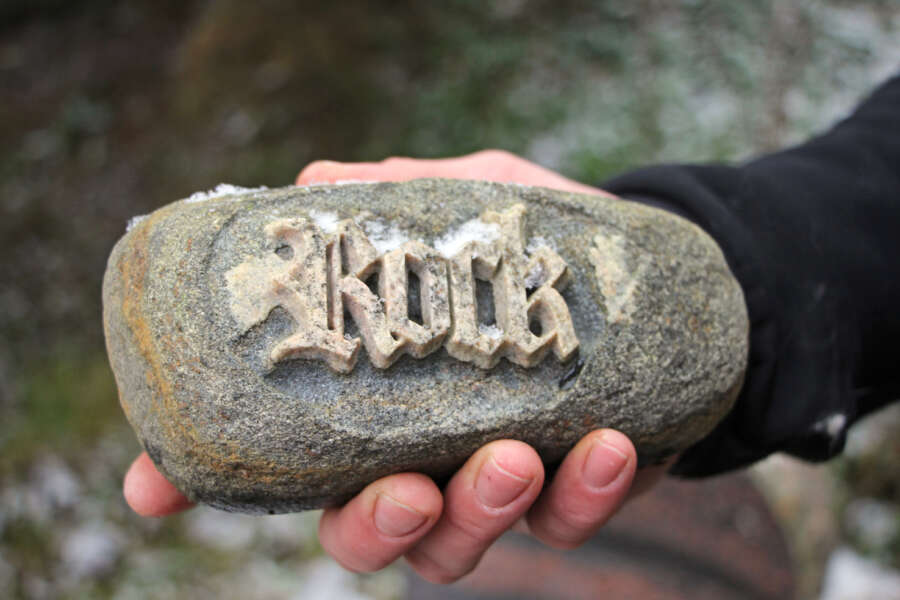 Jussi Kormano esittelee kivien juovikkuuden tarjoavan mahdollisuuden taiteen tekemiselle. Kuvan kivessä oli vaaleanpunertava kohta, josta sai loihdittua esiin kohokirjaimet sanaan rock.