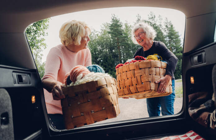 "The Myssy farm gives work to around a hundred local knitters", sanotaan Škodan kampanjan kuvatekstissä. Mainoskuvassa poseeravat Leila Setälä ja Hanna Ora. Kuva: Carlos Blanchard