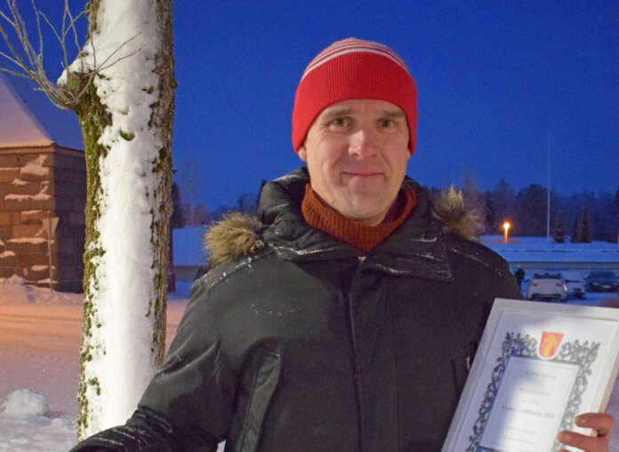 Vuoden oripääläiseksi valittu Matti Kulmanen oli iloinen saadessaan tunnustusta. –Kaipa sitä on jotain tehnyt oikein, kun tällaisen tunnustuksen saa. Kulmanen pohti. Kuva: Tuomas Honkasalo