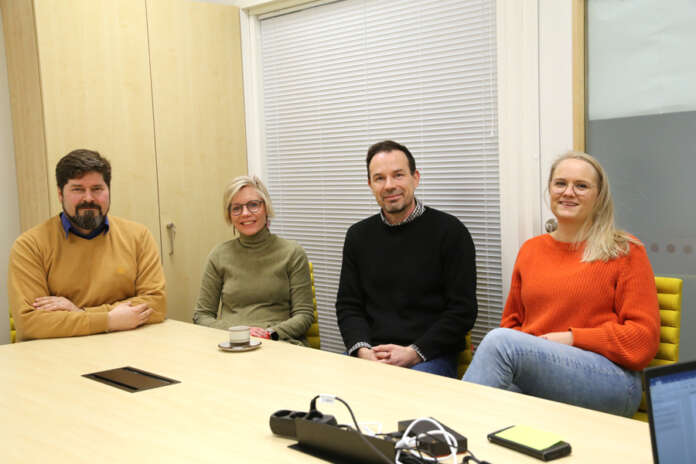 Ari Höyssä, Tiina Lundell, Vili Santala ja Suvi Sillanpää pysähtyivät hetkeksi keskustelemaan opettajien työhyvinvoinnista ja koulumaailman opettajia uuvuttavista ilmiöistä.