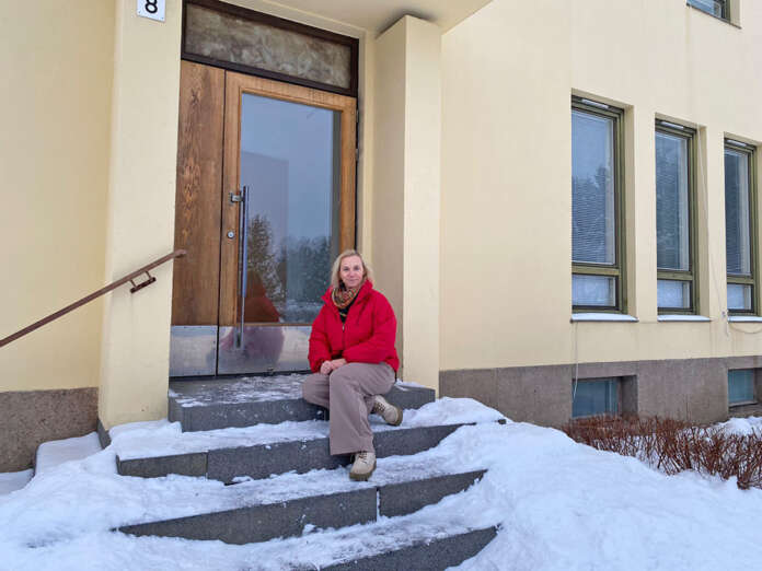 Hammaslääkäri Kairi Kirs istahti kuvattavaksi Kosken hammaslääkäriaseman rappusille. Kirs työskentelee Someron lisäksi Koskella. Kuva: Iira Viitanen.