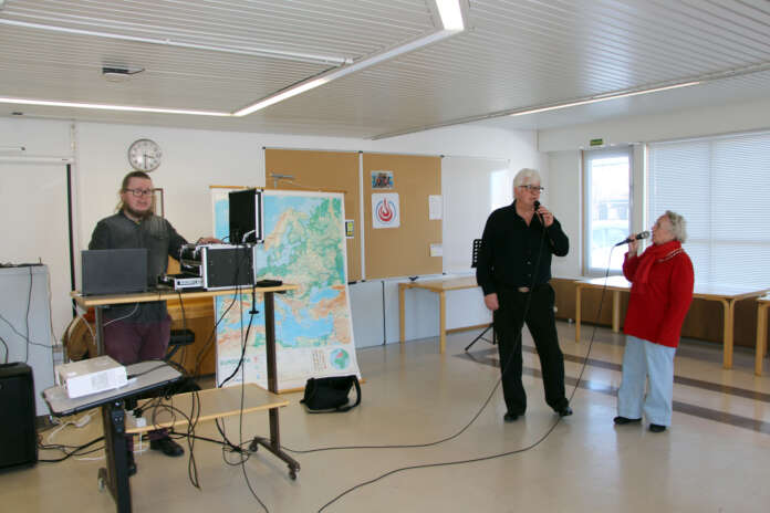 Karaoke on nopeasti noussut suosituksi kurssiksi. Kuluvan vuoden huhtikuussa karaokeharrastajat harjoittelivat Aurasalissa pidettyyn konserttiin.