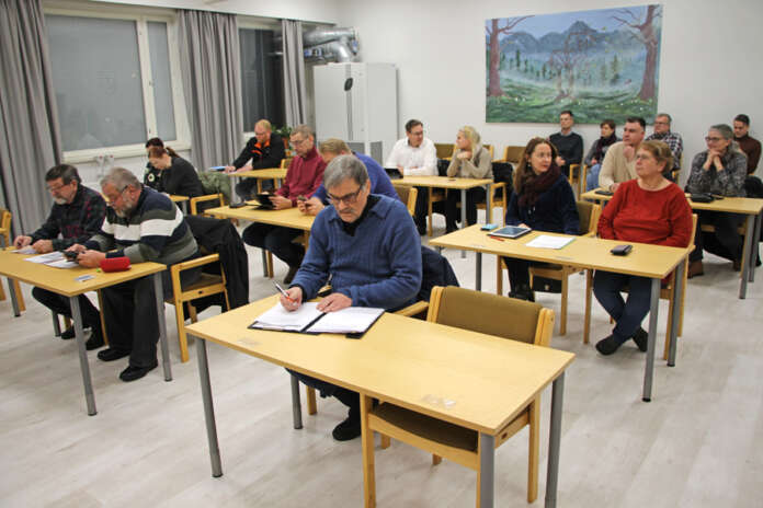 Oripään kunnanvaltuusto äänesti kuvassa keskellä olevan Pertti Liinojan esityksestä korvata talousarviossa esiintyvä osallistuva budjetointi -termi osallistuvalla talousarviolla. Liinojan esitys hävisi äänin 5-12.