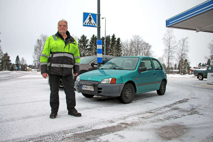 Pekka Kanasuo seisoo kohdassa, johon saattaa tulla pyörätietä ja Seon pihaa erottava reunakivetys. Kanasuo toivoo liikennejärjestelyjen olevan jatkossakin sellaisia, että kuntalaiset, tienpitäjät ja yritykset voivat olla niihin tyytyväisiä.