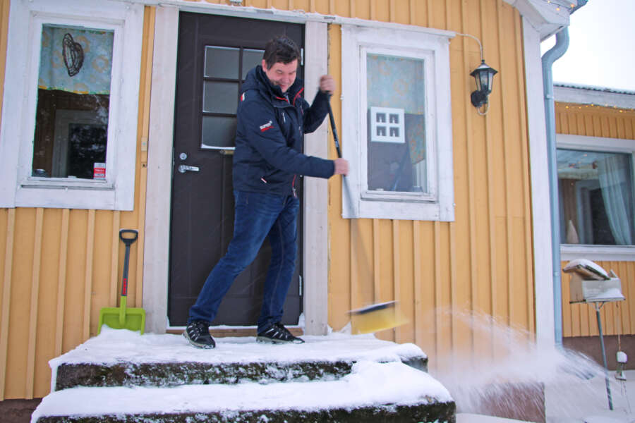 Kalle Yli-Jaakkola tuumaa tilan hoitamisessa riittävän työtä, vaikka hän on vuokrannut pellot toisten viljeltäviksi.