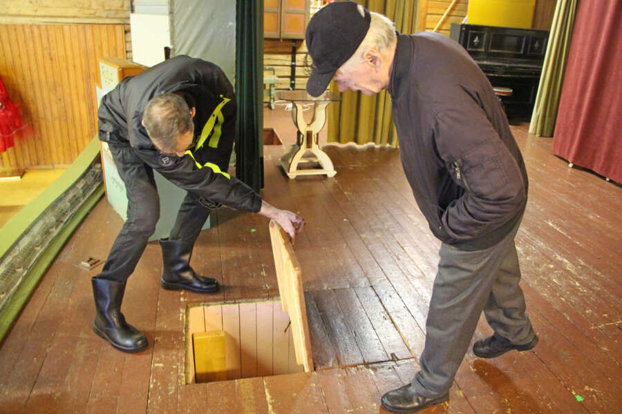 Pertti Mäki-Uotila ja Matti Ylitalo esittelevät näyttämöllä olevaa kuiskaajan syvennystä.