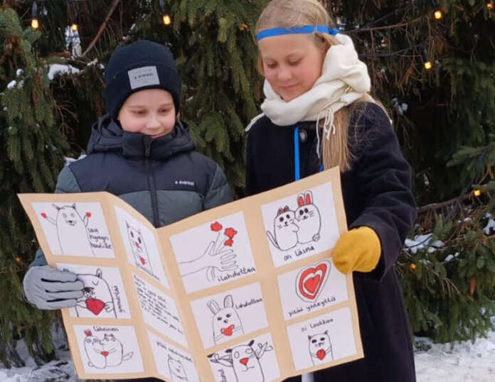Niilo Virta ja Liina Manni veivät pääministerille Kosken neljäsluokkalaisten yhdessä askarteleman kortin.