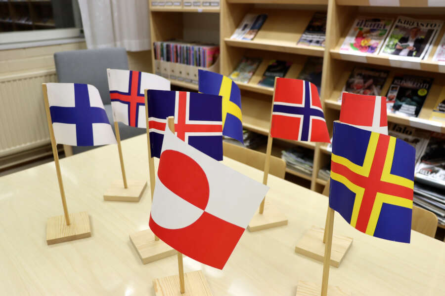 Pohjoismaissa on erilaisia joulunviettotapoja ja joulupukin kodistakin on eri tietoa. Tanskalaiset uskovat, että joulupukki asuu Grönlannissa, jonka lippu on etualalla.